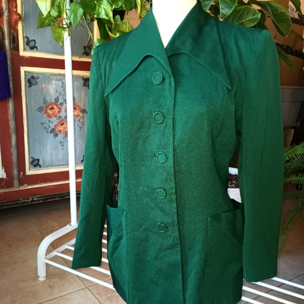Vintage green jacket with unique collar and pockets